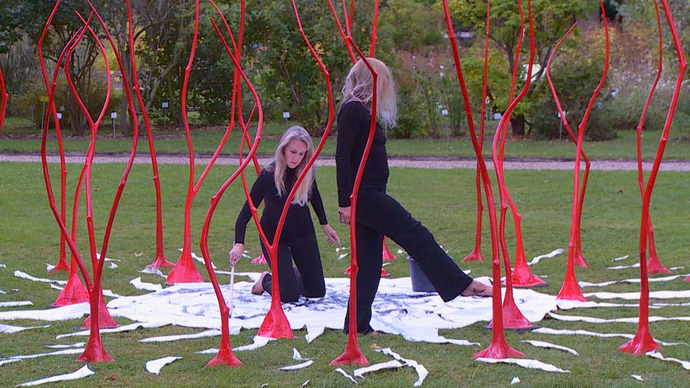 Installation „31 Grazien“ von Jeannette de Payrebrune – Performance „Artist in process“ mit Ilona Pászthy